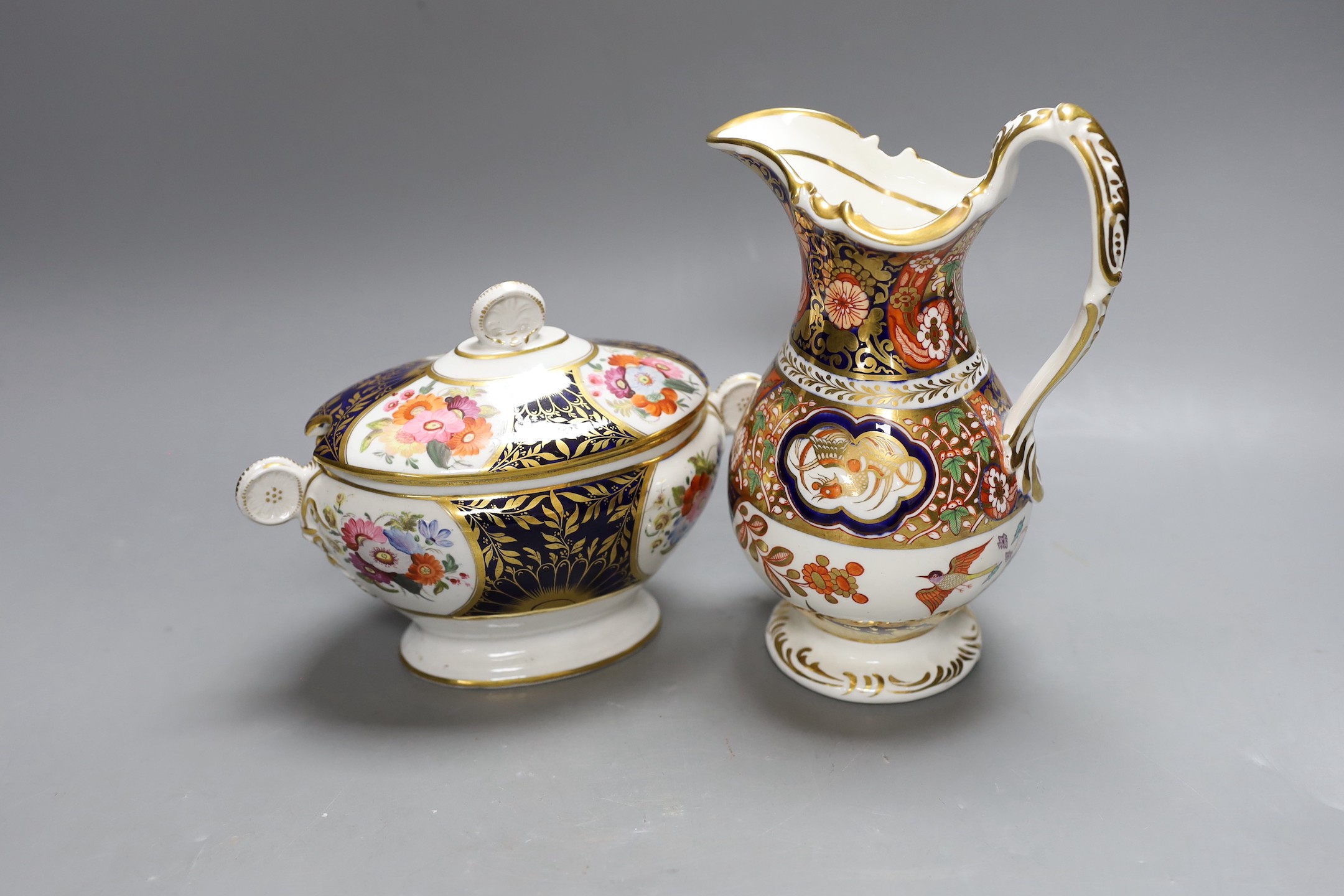 A Coalport Imari style ewer and a similar lidded tureen, c.1820, Tallest 21cm